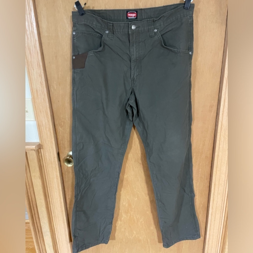 WRANGLER- army green men’s workwear pants in a size 36/34